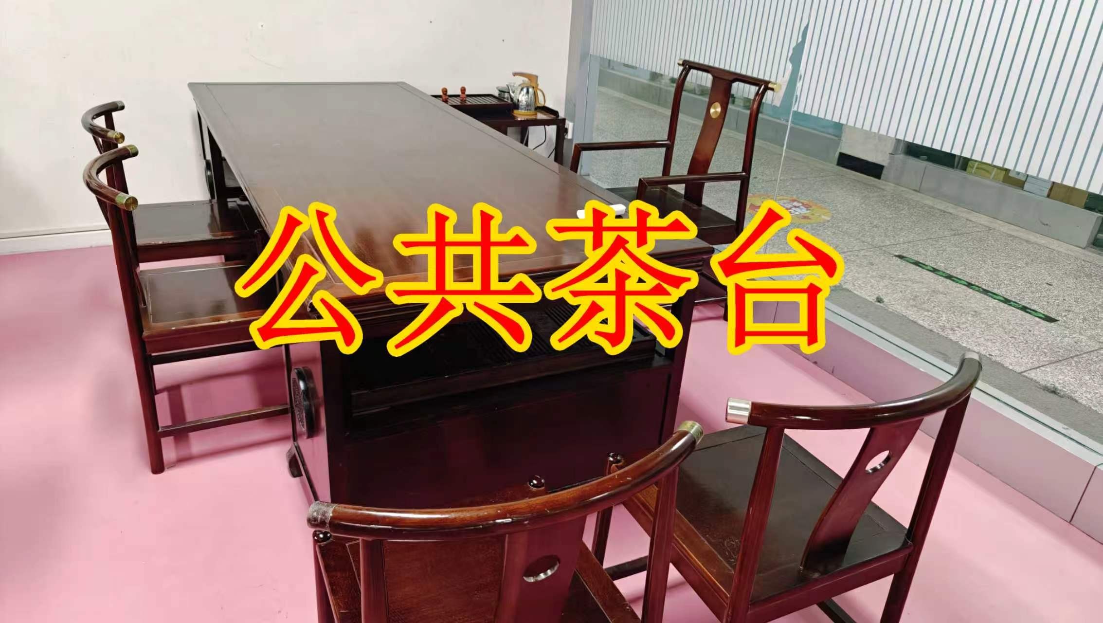 红枫路面积灵活：小面积办公室至大面积办公、经营空间均可选择； 部分房源可注册公司，满足企业办公需求； 商铺临街，具备上下水、用电等经营条件； 适合副食品、茶叶、酒水、百货、电商、培训、办公等多种行业。