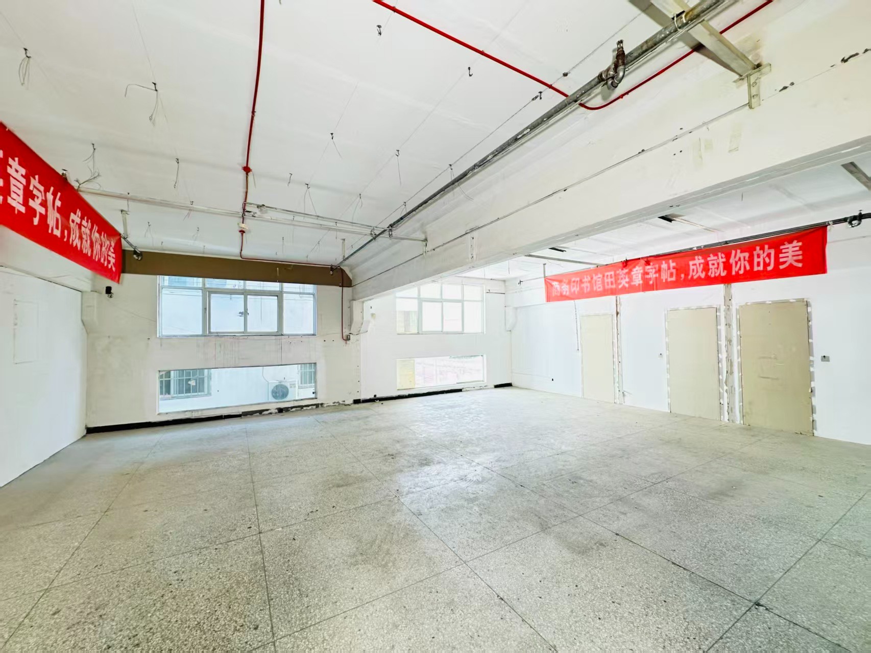 红枫路重点吸引人工智能应用、数字经济、电商直播、智能制造服务、软件开发、科技创新企业及创业团队入驻